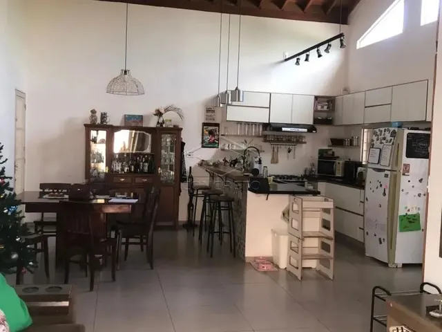 Imagem: A casa possui 3 Dormitórios, 2 Banheiros, 3 Vagas na