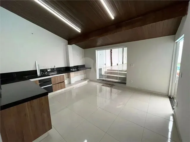 Imagem: A casa possui 2 Dormitórios, 2 Suítes, 2 Banheiros, 3