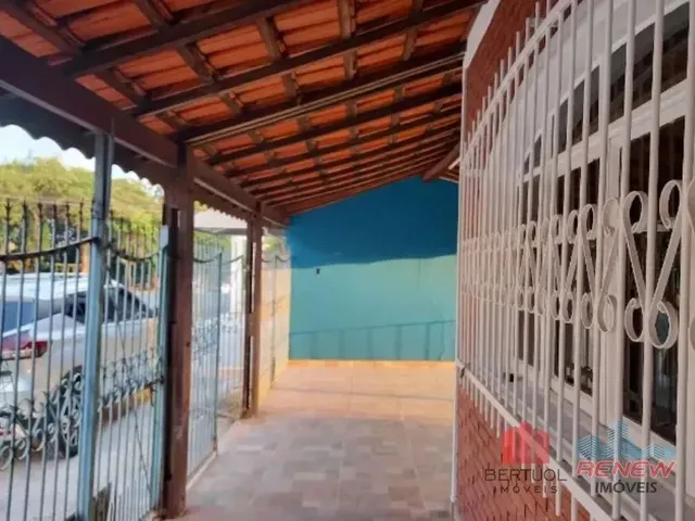 Imagem: A casa possui 3 Dormitórios, 3 Banheiros, 2 Vagas na