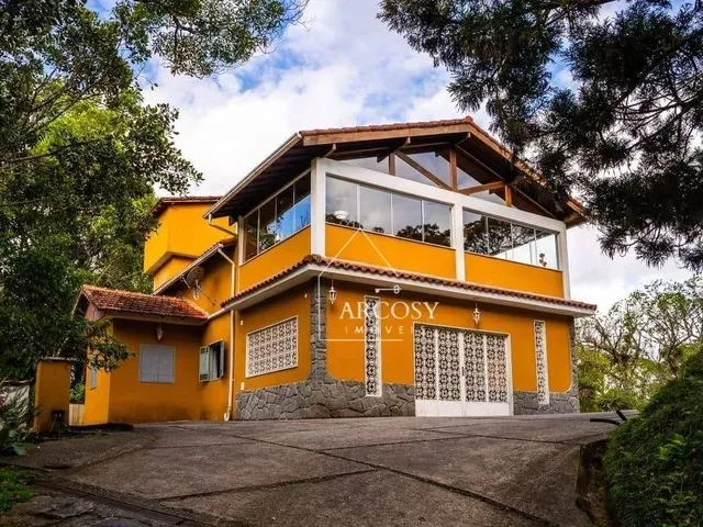 Imagem: A casa possui 4 Dormitórios, 2 Banheiros, 5 Vagas na