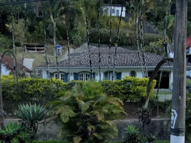 Imagem: A casa possui 5 Dormitórios, 1 Suíte, 5 Banheiros, 3