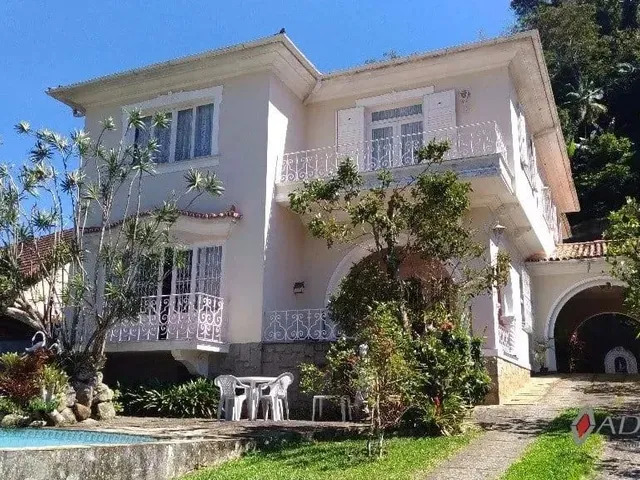 Imagem: A casa possui 4 Dormitórios, 4 Banheiros, 5 Vagas na