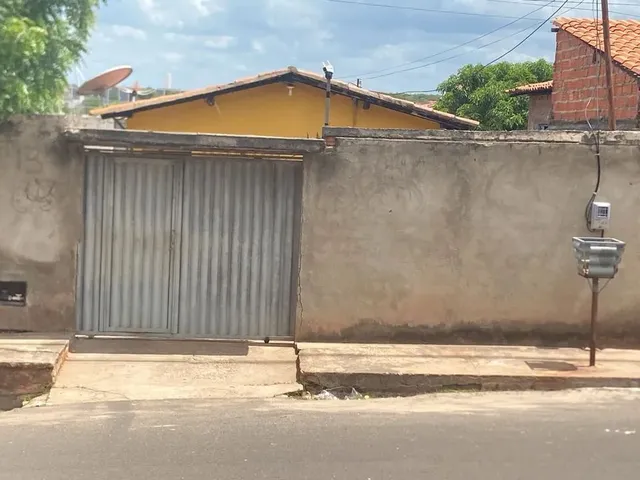 Imagem: Casa Murada Vendo Árvores Verdes em Teresina