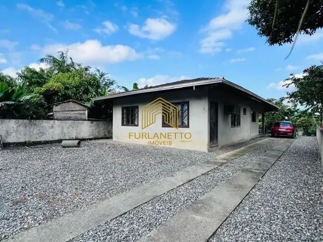 Imagem: A casa possui 3 Dormitórios, 2 Banheiros, 5 Vagas na