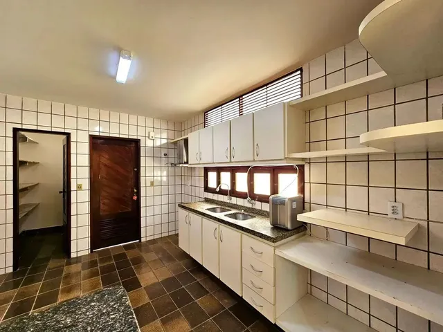 Imagem 5: Casa em Capim Macio com 284 M², 3 Suítes, Lado Sombra, Ventilada