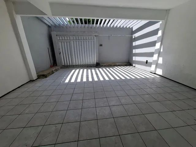 Imagem: A casa possui 3 Dormitórios, 1 Suíte, 2 Banheiros, 5