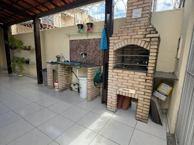 Imagem 3: Vende de Casa Enorme com 3 Quantos 2 Garagem na Lagoa Redonda - Mais Informações
