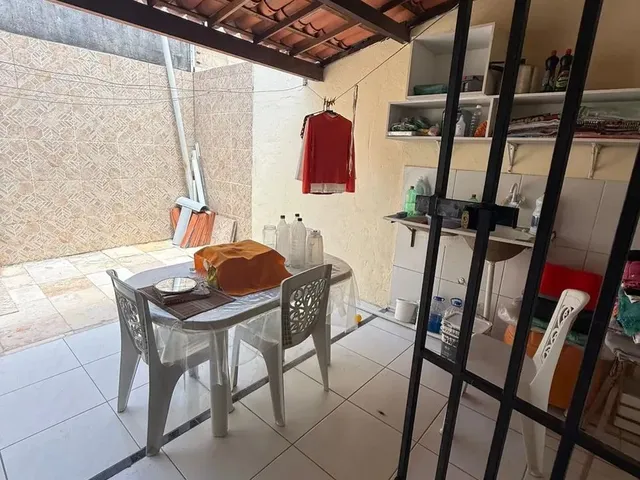 Imagem 2: Vende de Casa Enorme com 3 Quantos 2 Garagem na Lagoa Redonda - Mais Informações