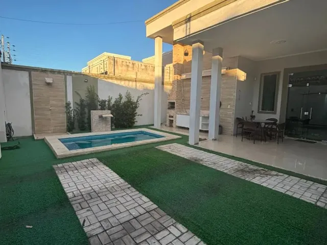 Imagem: A casa possui 3 Dormitórios, 1 Suíte, 3 Banheiros, 4 Vagas
