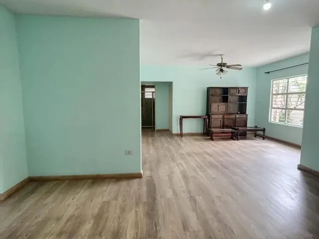 Imagem: A casa possui 3 Dormitórios, 1 Suíte, 2 Banheiros, 2
