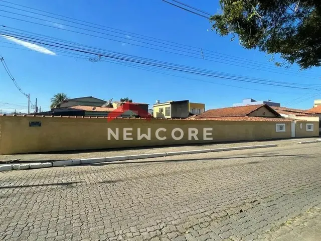 Imagem: A casa possui 3 Dormitórios, 2 Banheiros, 4 Vagas na