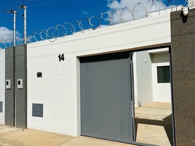 Imagem: A casa possui 3 Dormitórios, 2 Banheiros, 1 Vaga na garagem