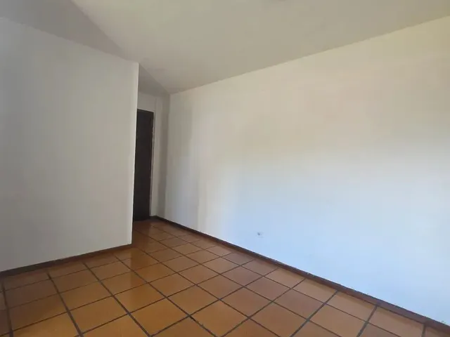Imagem 2: Aluga-Se Apartamento no Edifício Paraná, Localizado na Rua Naipi (Centro de Foz)