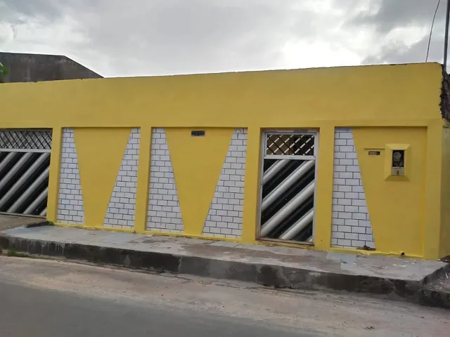 Imagem: A casa possui 3 Dormitórios, 2 Banheiros, 1 Vaga na