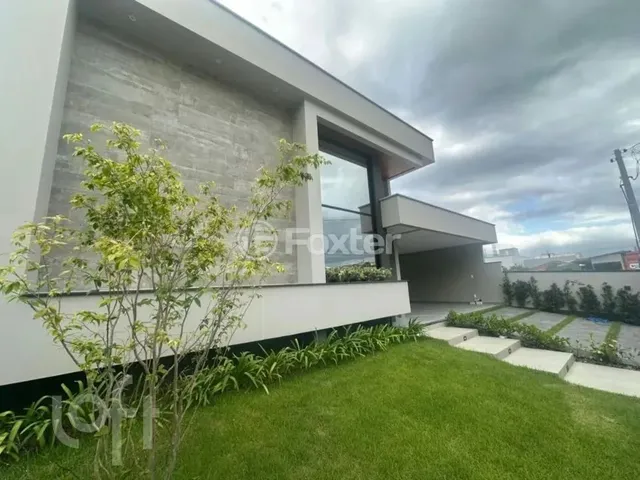 Imagem: A casa possui 3 Dormitórios, 1 Suíte, 1 Banheiro, 2 Vagas