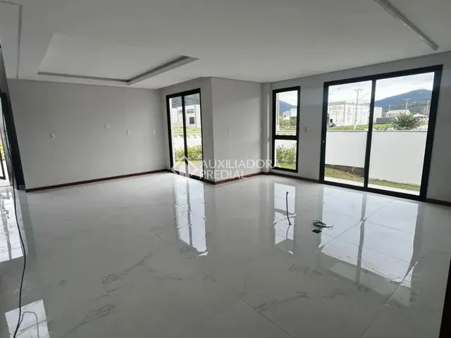Imagem: Linda Casa com 3 Dormitórios e 1 Suíte
