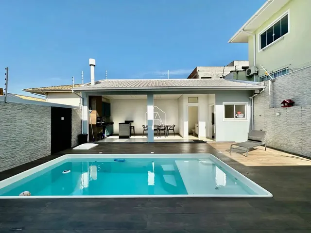 Imagem: Excelente Casa com 04 Dormitórios e Piscina