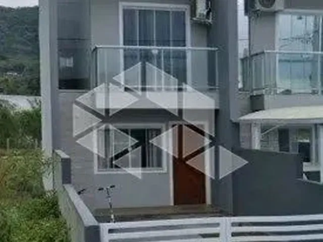 Imagem: A casa possui 2 Dormitórios, 2 Banheiros, 2 Vagas na