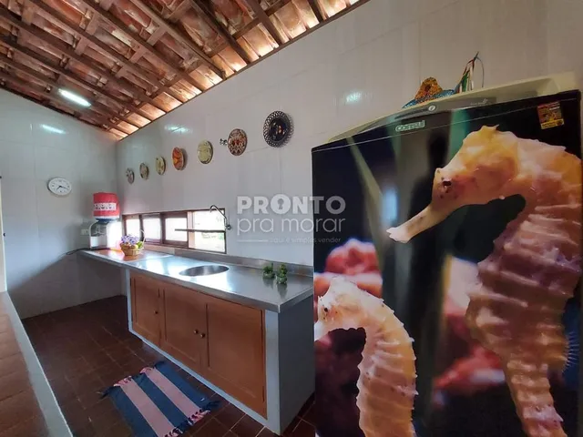 Imagem: A casa possui 4 Dormitórios, 2 Suítes, 1 Banheiro, 3
