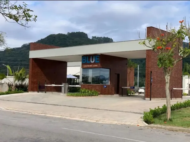 Imagem: A casa em condomínio possui 1 Vaga na garagem, 150m² de