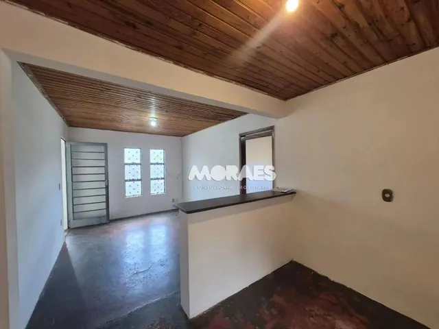 Imagem: A casa possui 2 Dormitórios, 1 Banheiro, 2 Vagas na