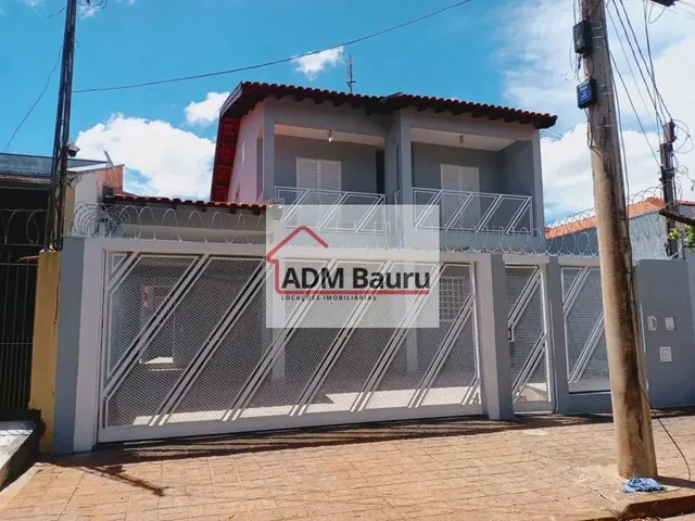 Imagem: A casa possui 3 Dormitórios, 3 Banheiros, 4 Vagas na