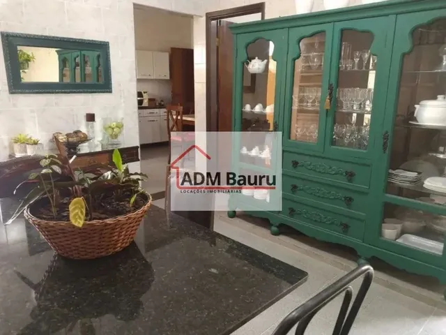 Imagem: A casa possui 4 Dormitórios, 1 Suíte, 2 Banheiros, 3