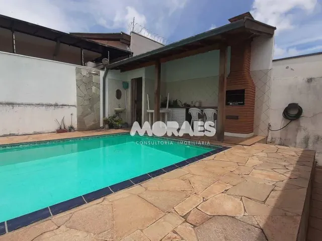Imagem: A casa possui 3 Dormitórios, 1 Suíte, 3 Banheiros, 4