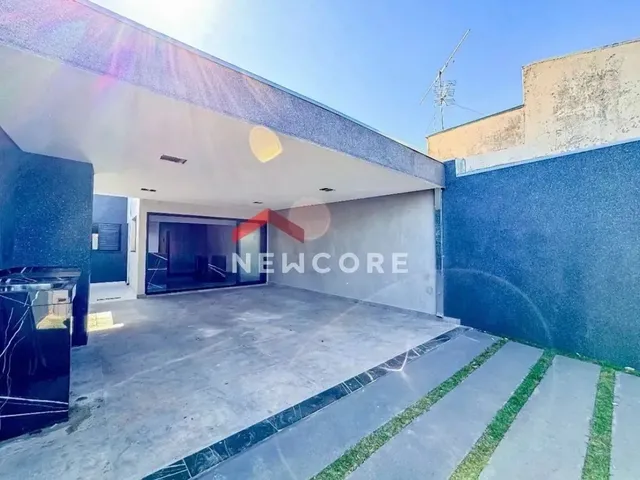 Imagem: A casa possui 3 Dormitórios, 1 Suíte, 2 Banheiros, 4