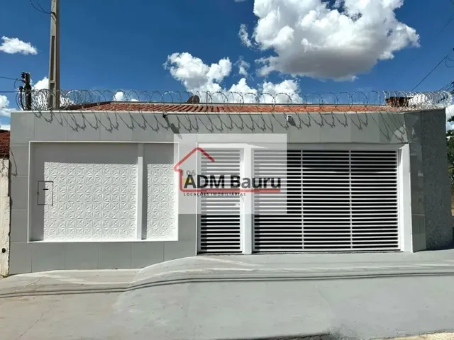 Imagem: A casa possui 3 Dormitórios, 2 Banheiros, 2 Vagas na