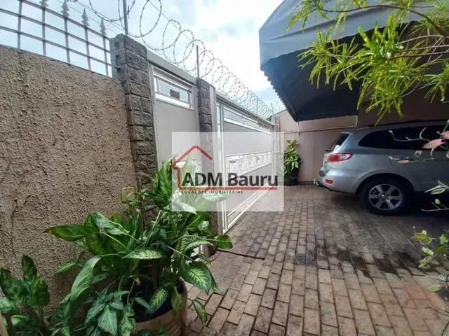 Imagem: A casa possui 4 Dormitórios, 5 Banheiros, 2 Vagas na