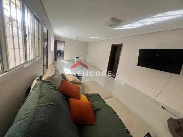Imagem: A casa possui 3 Dormitórios, 2 Banheiros, 3 Vagas na