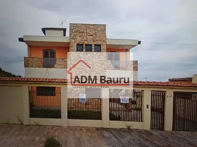 Imagem: A casa possui 5 Dormitórios, 2 Suítes, 5 Banheiros, 5