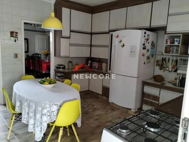 Imagem: A casa possui 4 Dormitórios, 1 Suíte, 3 Banheiros, 4