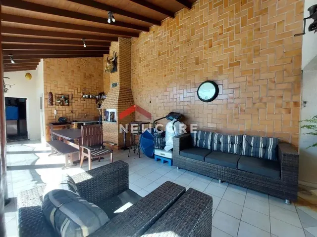 Imagem: A casa possui 4 Dormitórios, 1 Suíte, 4 Banheiros, 4