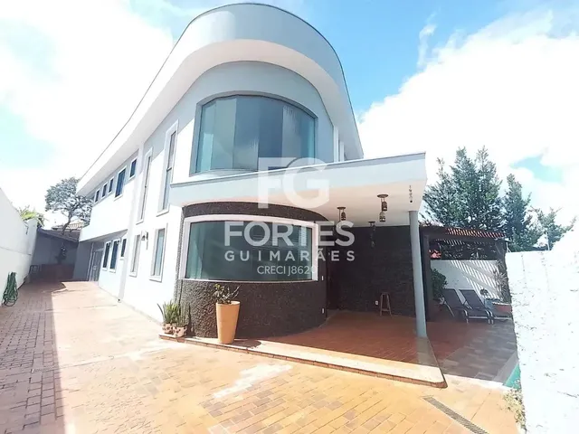 Imagem: A casa possui 5 Dormitórios, 5 Banheiros, 4 Vagas na