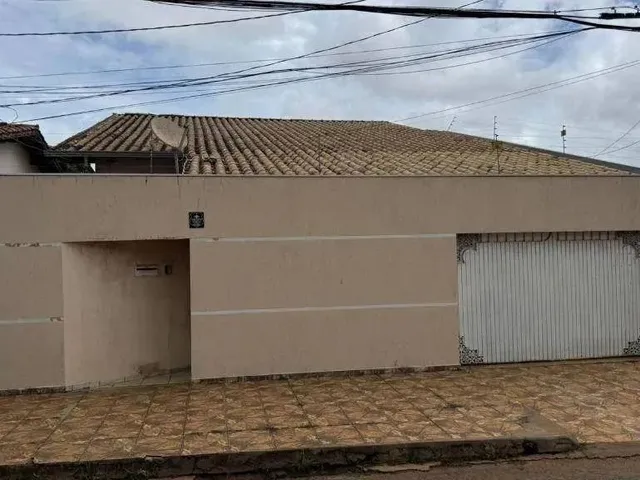 Imagem: A casa possui 4 Dormitórios, 1 Suíte, 2 Banheiros, 4