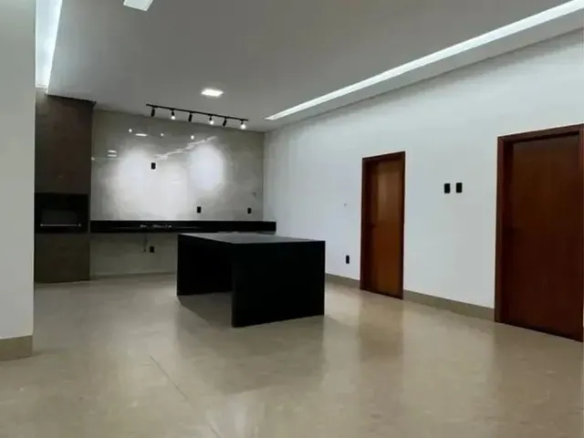 Imagem: A casa possui 3 Dormitórios, 1 Suíte, 1 Banheiro, 4 Vagas