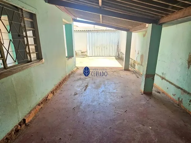 Imagem: A casa possui 3 Dormitórios, 2 Banheiros, 2 Vagas na