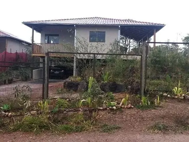 Imagem: A casa possui 2 Dormitórios, 1 Suíte, 2 Banheiros, 1 Vaga