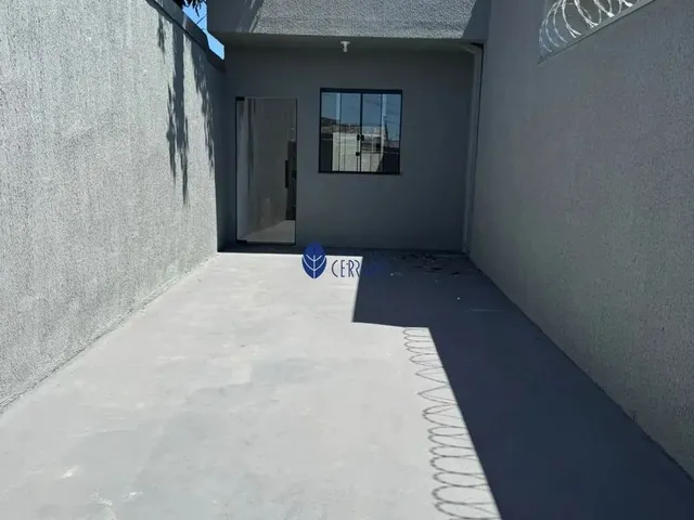 Imagem: A casa possui 3 Dormitórios, 2 Banheiros, 2 Vagas na