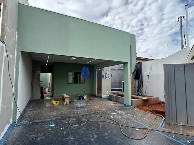 Imagem: A casa possui 2 Dormitórios, 1 Suíte, 2 Banheiros, 2