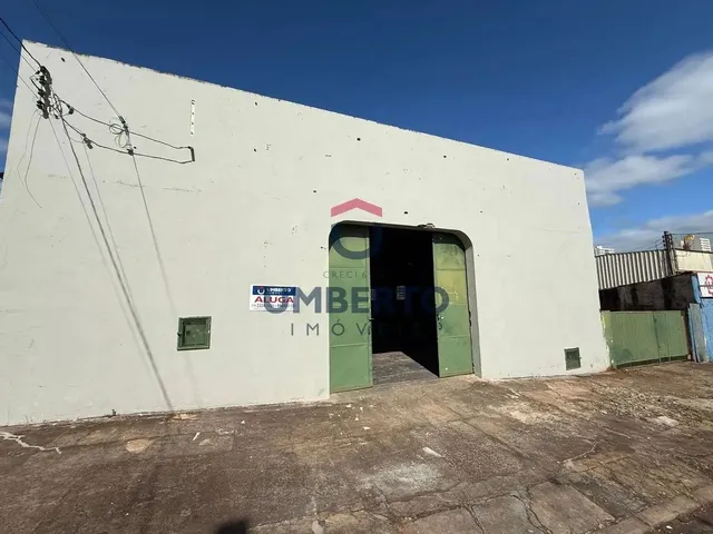Imagem: O depósito possui 2 Banheiros, 361m² de Área e está