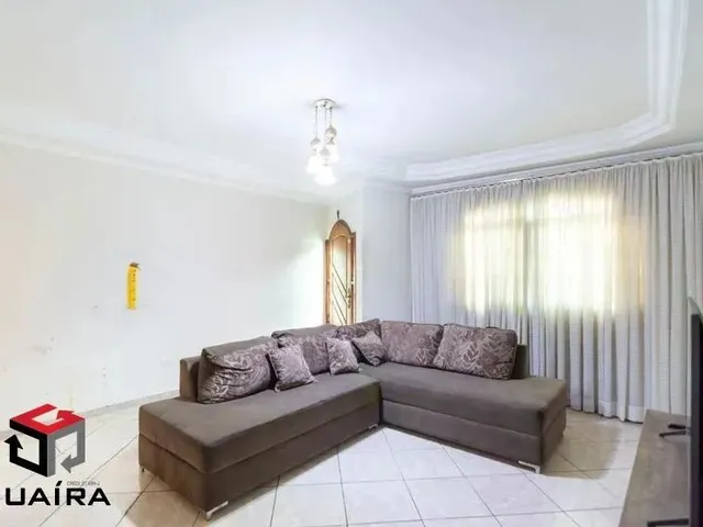 Imagem: A casa possui 3 Dormitórios, 3 Suítes, 4 Banheiros, 5
