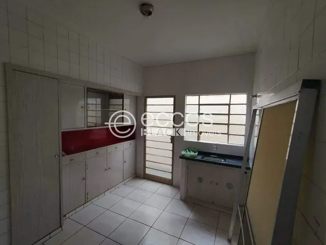 Imagem: Casa para Aluguel, 3 Quartos, Centro - Araguari/Mg