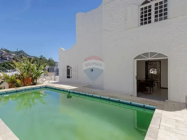 Imagem: Casa À Venda com 4 Dormitórios no Bairro