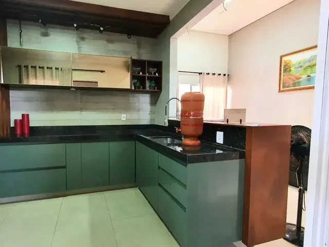 Imagem: A casa possui 3 Dormitórios, 2 Banheiros, 2 Vagas na