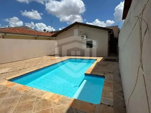 Imagem: A casa possui 3 Dormitórios, 1 Suíte, 3 Banheiros, 160m²