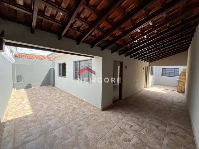 Imagem: A casa possui 3 Dormitórios, 2 Banheiros, 3 Vagas na