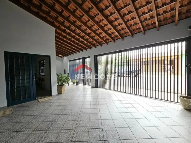 Imagem: A casa possui 2 Dormitórios, 1 Suíte, 3 Banheiros, 3